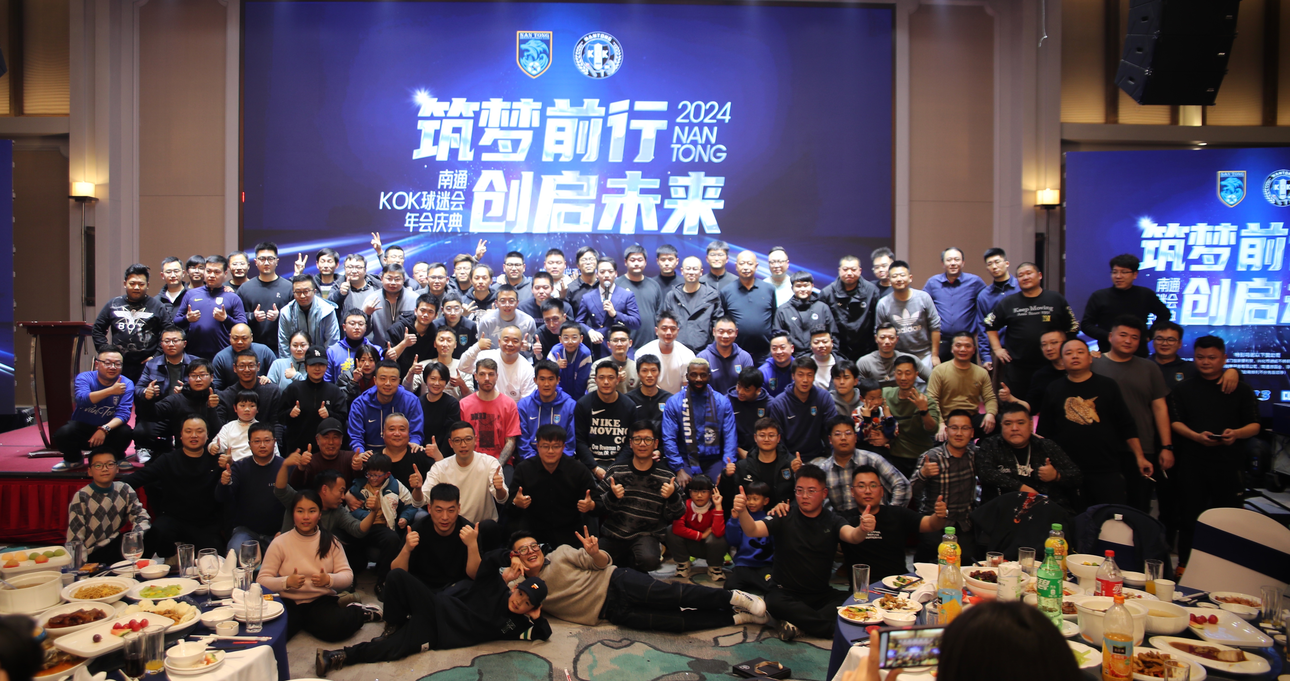 关于海量球迷涌入现场！现场气氛热烈的信息